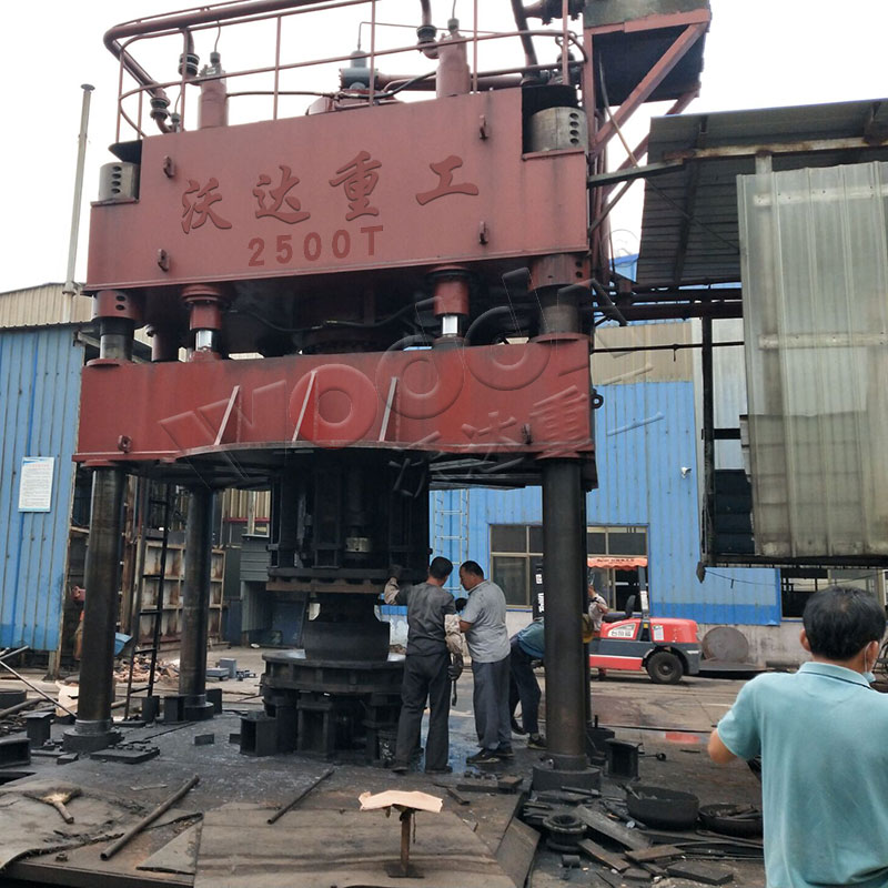 2500噸封頭油(you)壓機