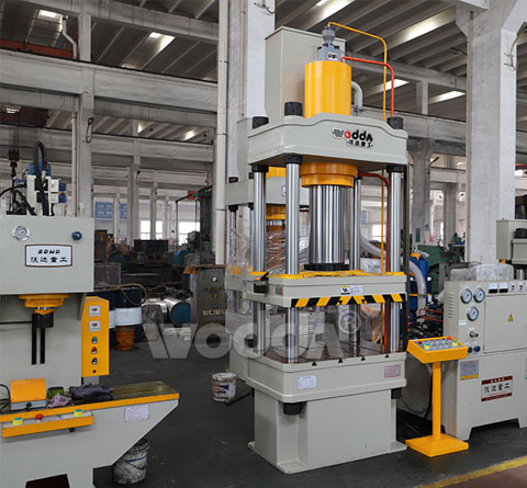 200噸四柱(zhu)三梁液(yè)壓機