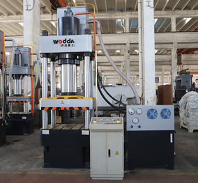 200噸(dūn)三梁四(sì)柱液壓(ya)機-四柱(zhù)油壓機(jī)