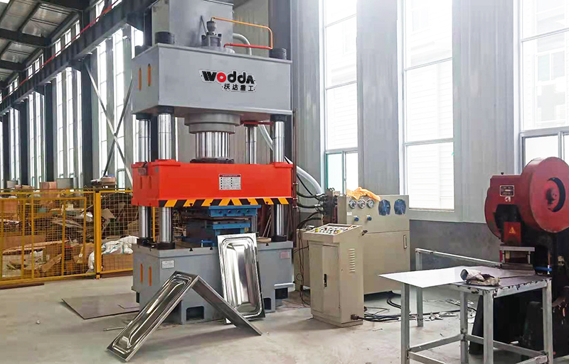 500噸不鏽鋼水(shui)箱成型液壓機(jī)客戶現場視頻(pin)