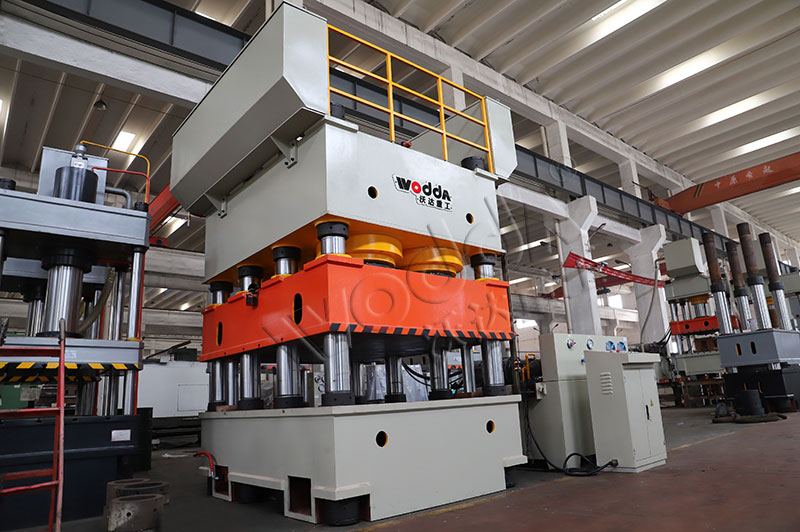 3600噸(dūn)鋼木門壓花機視(shì)頻