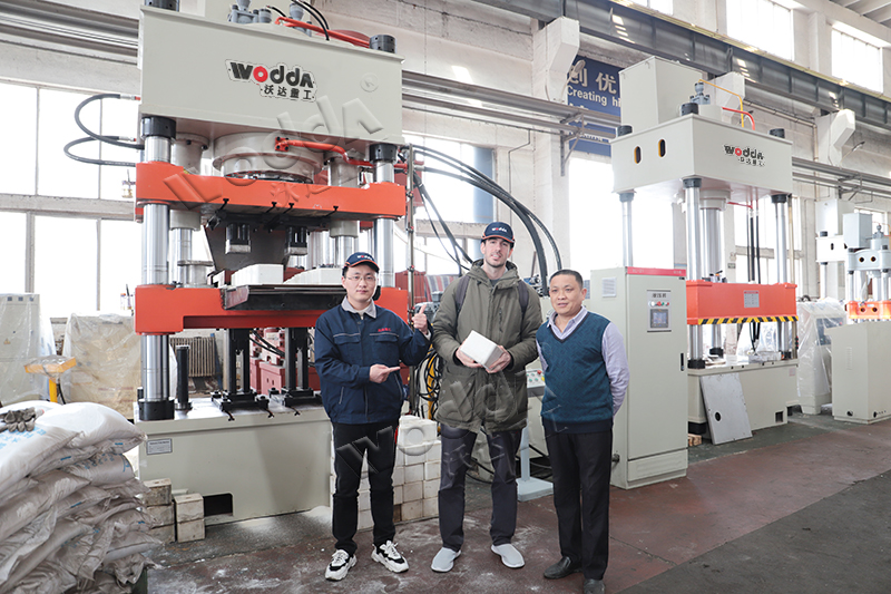 630噸牛羊舔磚鹽磚機 630噸牛羊舔磚鹽磚機