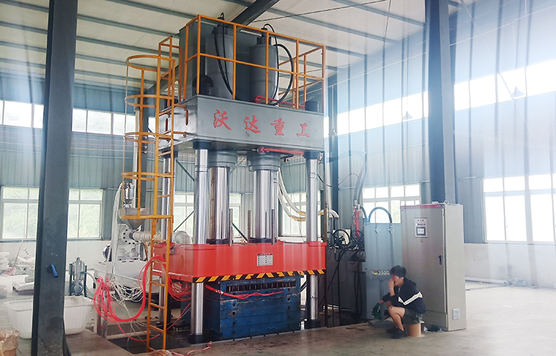 630噸建築(zhu)塑料模殼成型(xing)液壓機