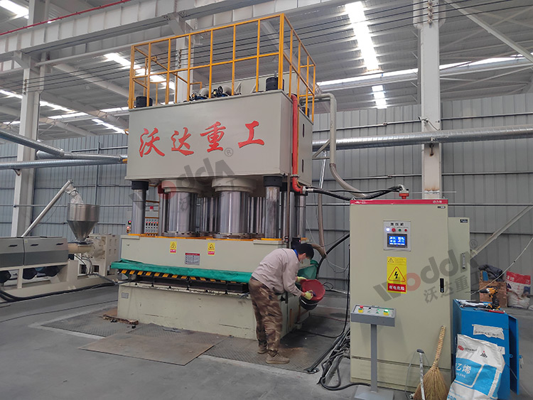 複合濾芯闆液壓機客戶現場