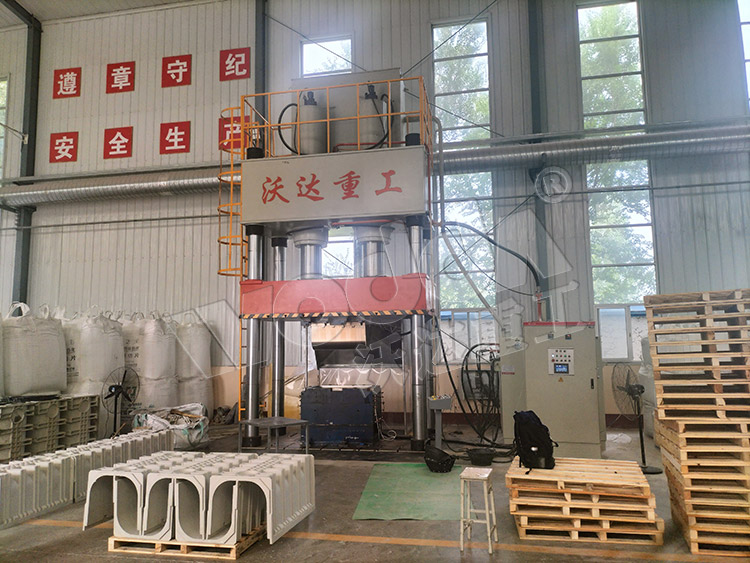 800噸U型排水溝成型液壓機(圖2) 800噸U型排水溝成型液壓機(圖2)