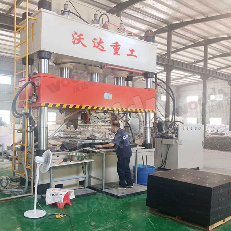 1000噸複合材料熱壓成型液壓機 1000噸複合材料熱壓成型液壓機