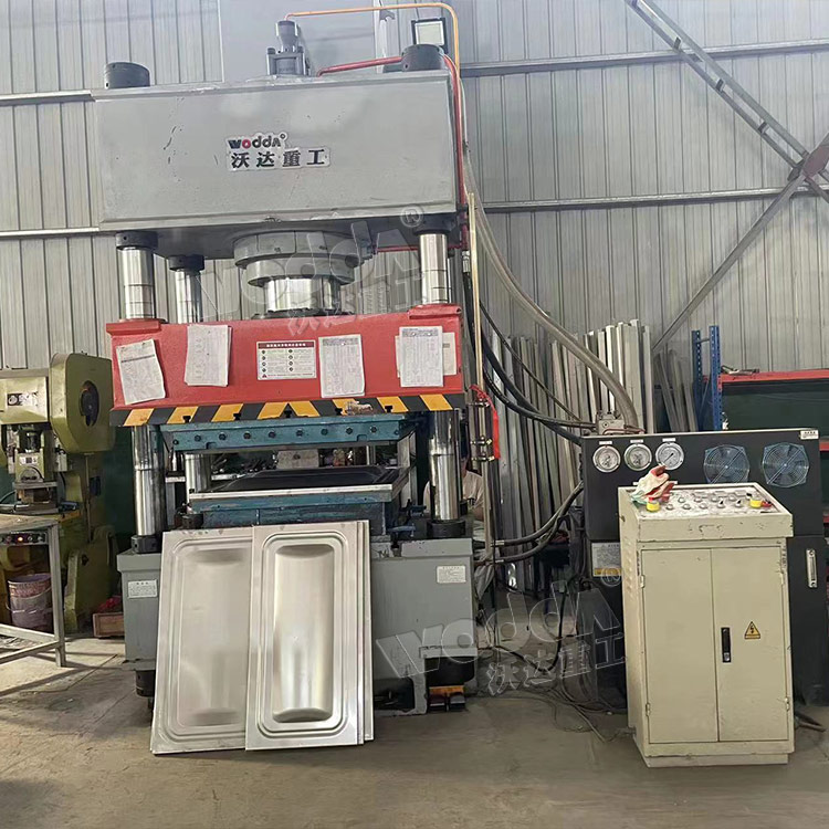 400噸水箱闆成型液壓機客戶現場