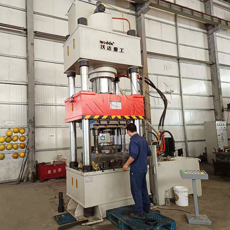 冷擠壓成型四柱液壓機.jpg 冷擠壓成型四柱液壓機.jpg