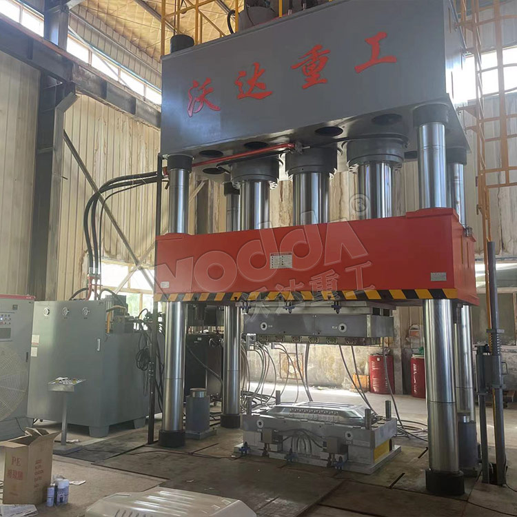 1500噸四柱液壓機模壓SMC汽車覆蓋件 1500噸四柱液壓機模壓SMC汽車覆蓋件