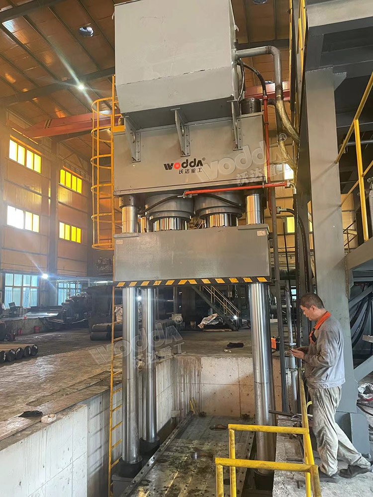 2000噸坩埚液壓機現場 2000噸坩埚液壓機現場