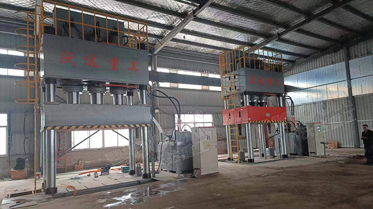 1500噸三梁四柱液壓機 1500噸三梁四柱液壓機