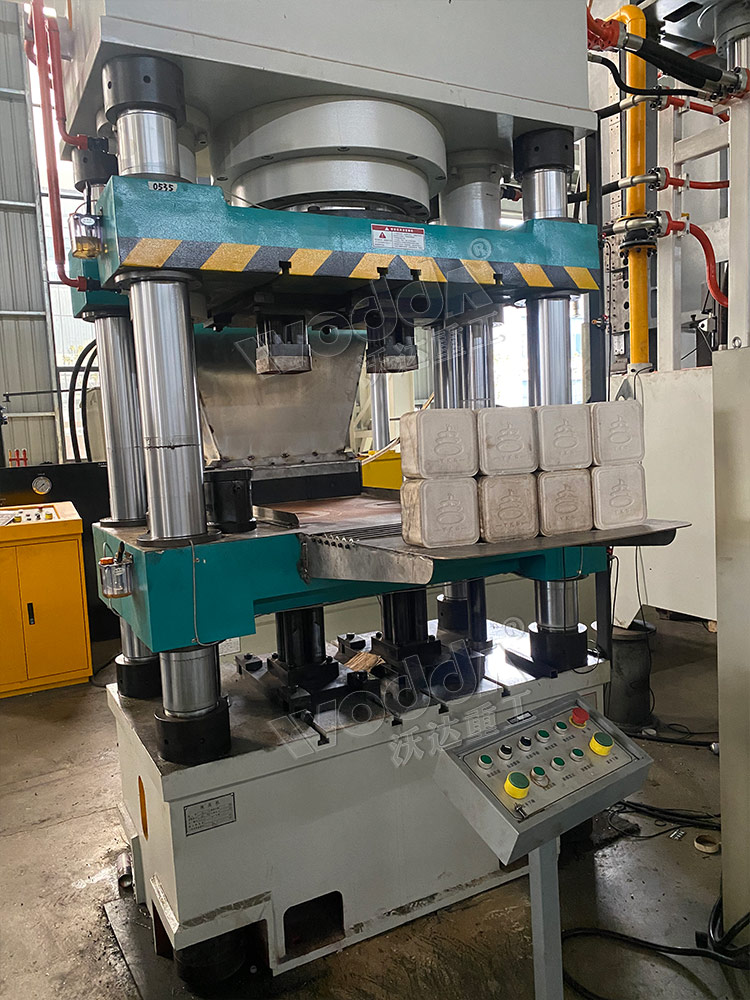 牛羊舔磚液壓機一模兩出 牛羊舔磚液壓機一模兩出