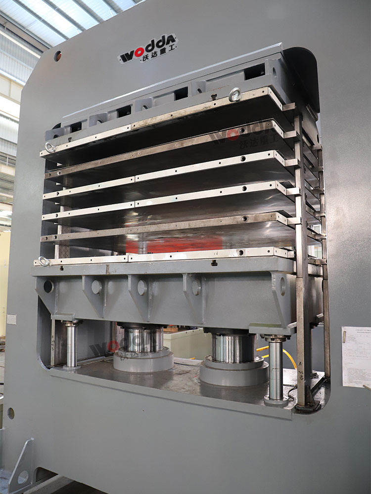 400噸複合闆材多層熱壓機車架調試完成 400噸複合闆材多層熱壓機車架調試完成