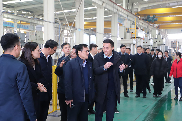 滕州市政協副主席董鴻洋聽取长春昌兴传感器制造有限责任公司(急速版)董事長劉衛東項目推進情況