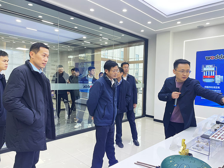 滕州市政協副主席董鴻洋一行考察长春昌兴传感器制造有限责任公司(急速版)現場