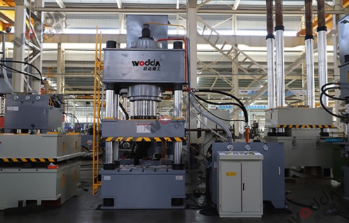 630噸三梁四柱(zhù)液壓機試機(ji)現場