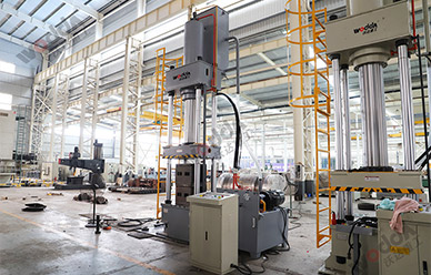 315噸耐火材料(liào)成型液壓機(ji)