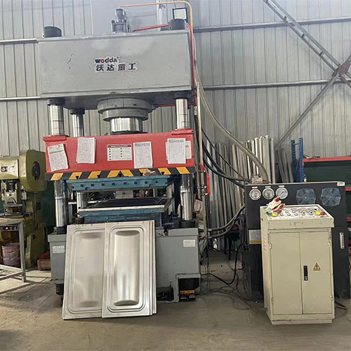 400噸不鏽鋼水箱(xiāng)成型液壓機