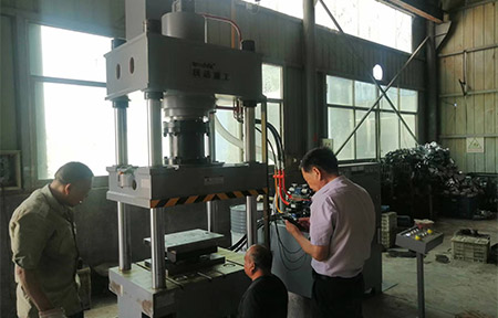 200噸不鏽(xiu)鋼離心(xīn)風機成(cheng)型液壓(ya)機