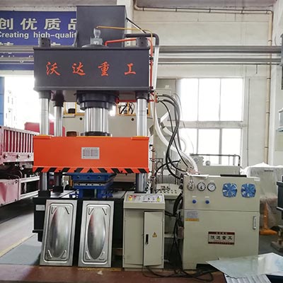 500噸不(bú)鏽鋼水箱闆成型(xing)液壓機_四柱液壓(yā)機廠家