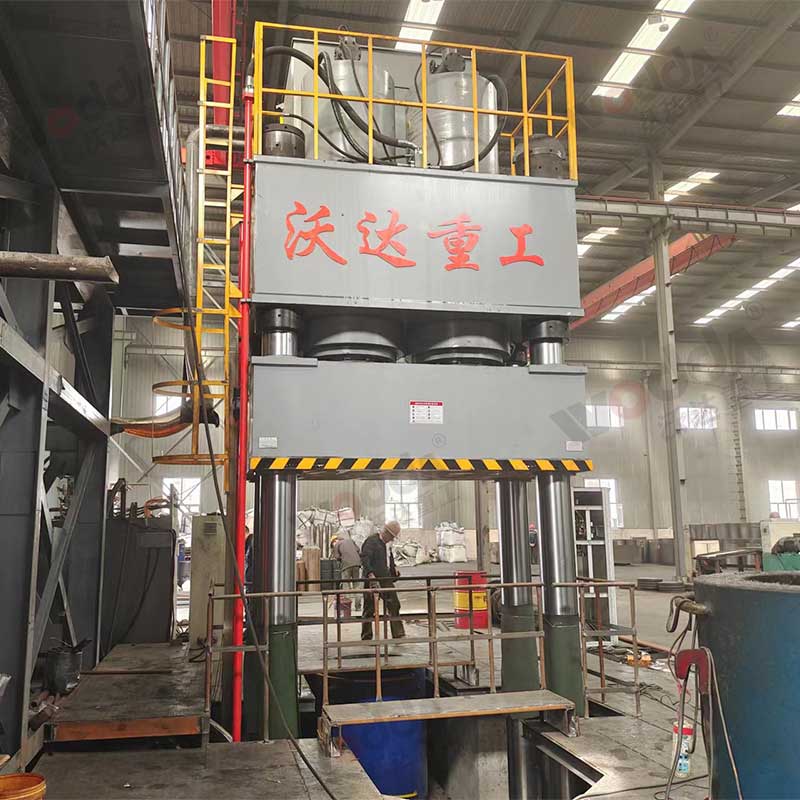 2000噸坩埚液壓機